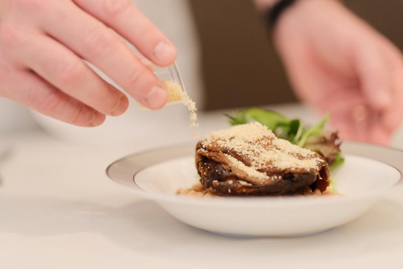 食客可另付费选购餐具,跟着步骤说明在家摆盘。