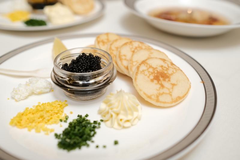 鱼子酱是飞机餐奢华口味,现在在家里也能这么吃。