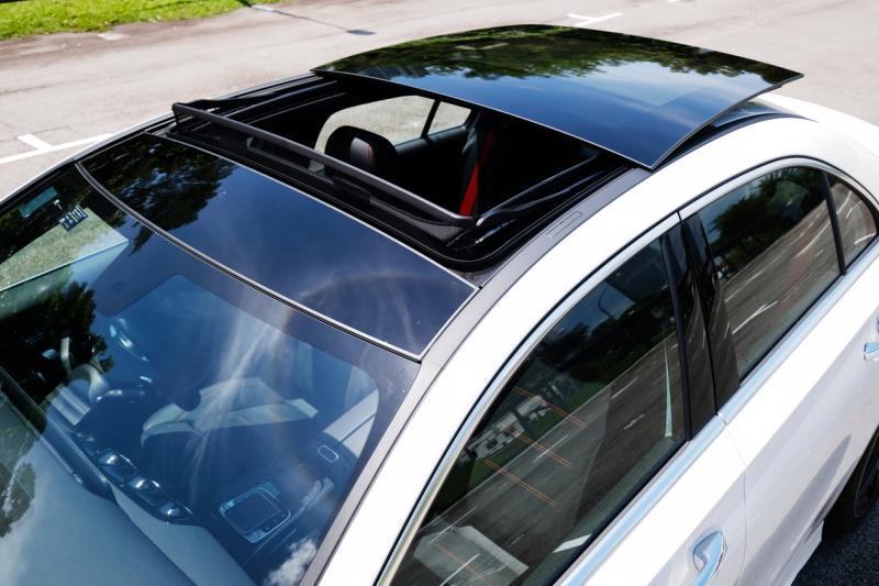 车子加速时,开启天窗,感受风呼啸而过的快感。