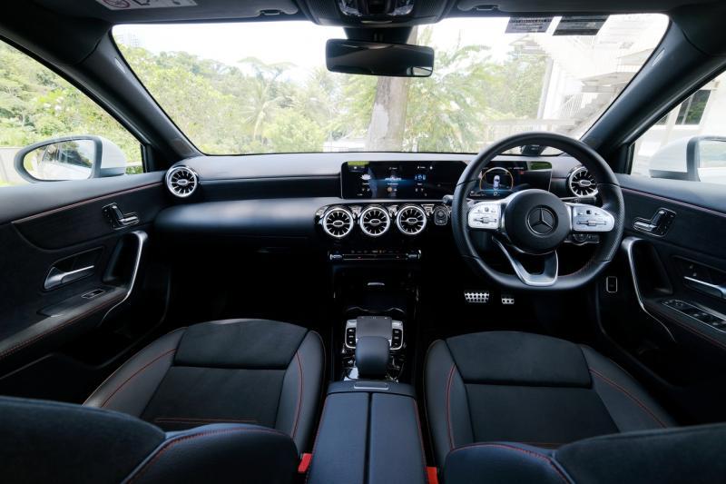 各为10.25英寸的中控娱乐触屏与仪表盘连成一线,也有主打马赛地用户体验的多媒体系统、智慧导航和“Hey马赛地”声控功能。