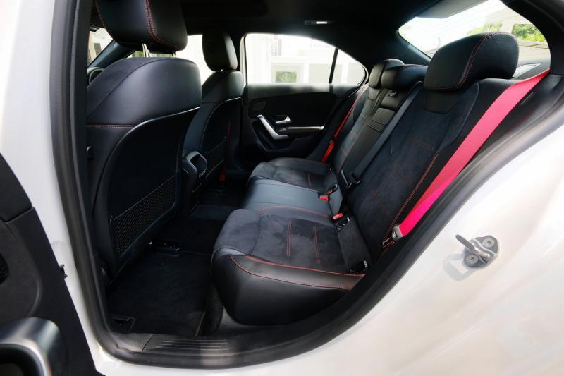 后排皮革与绒皮相间的座椅倾斜度很好,安全带也是红色,中控扶手后方还有两个USB插座。