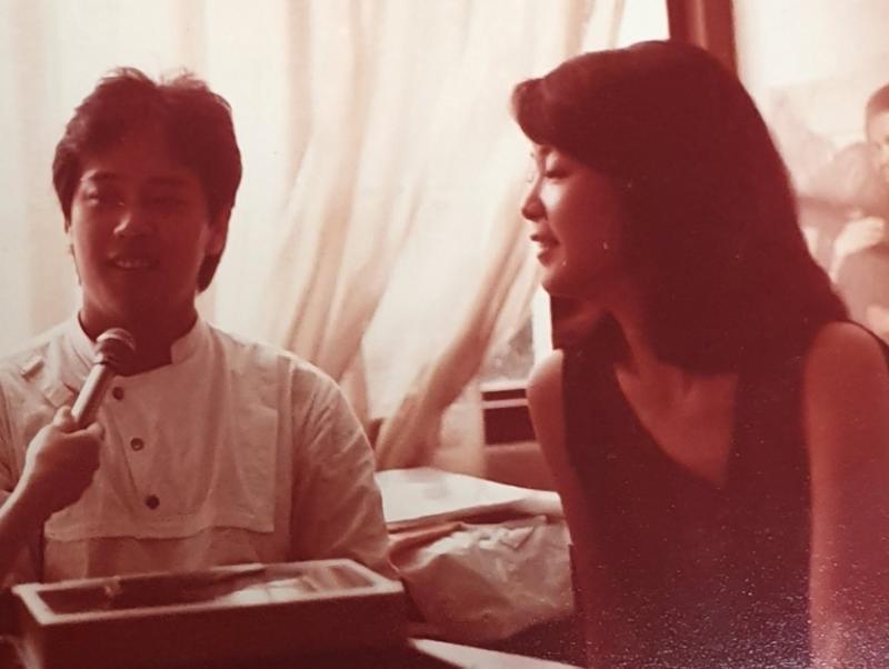 郭贤华（左）1983年采访一代巨星邓丽君。（受访者提供）