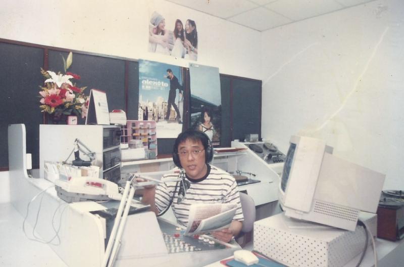 郭贤华在丽的呼声播音室。（受访者提供）