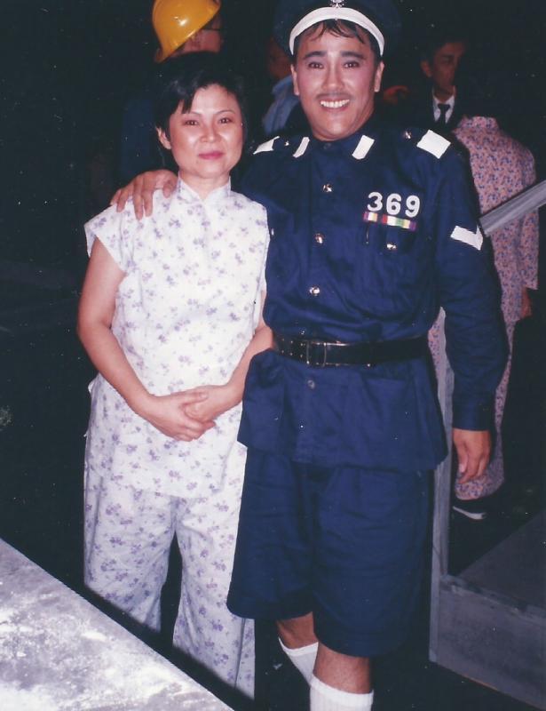 刘明珠（左）客串《七十二家房客》，与郭贤华同台。