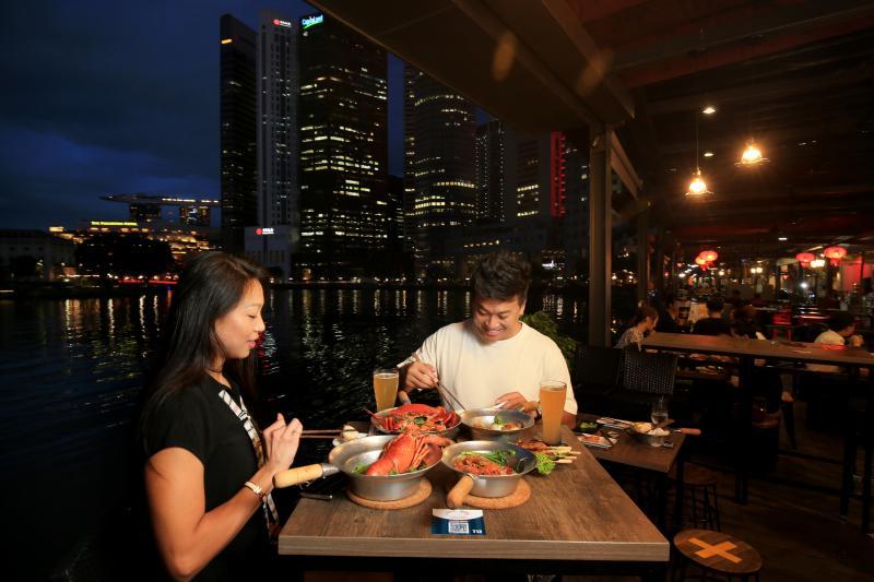 在充满故事的新加坡河畔尝海鲜美食别具风味。Shrimp Prawn Seafood主打各式用铁锅焖煮而成的海鲜焖冬粉。(龙国雄摄)