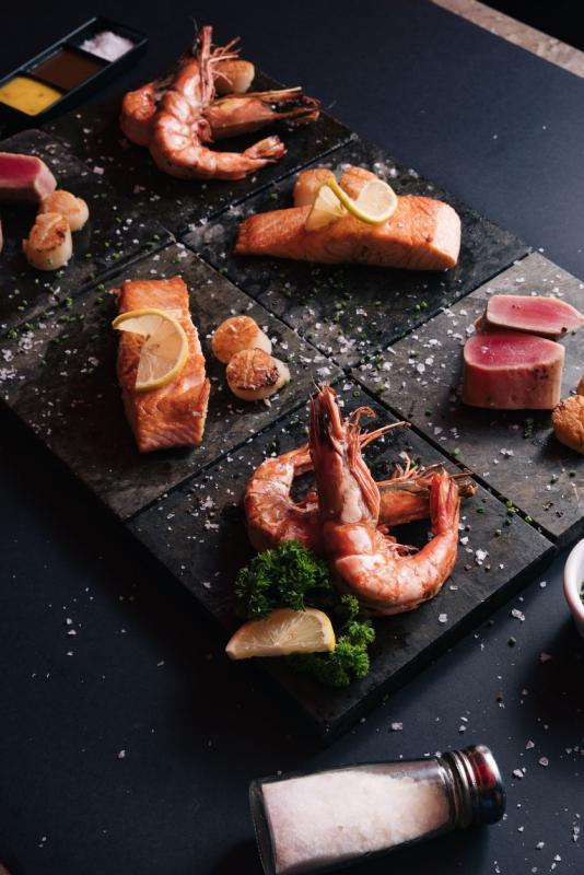 Hot Stones餐馆在疫情期间翻新用餐概念,食客可使用火山岩石板烤制日式肉类。(受访者提供)