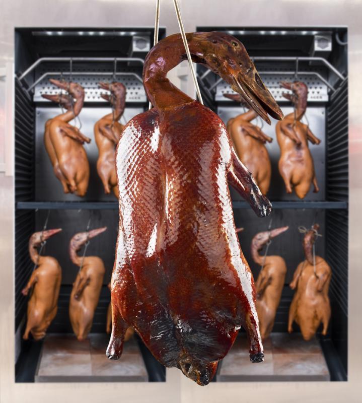 今年新加坡河招牌美食的最佳美食之一是东宝之东方明珠餐馆烹制的60小时熟成烤鸭。(受访者提供)