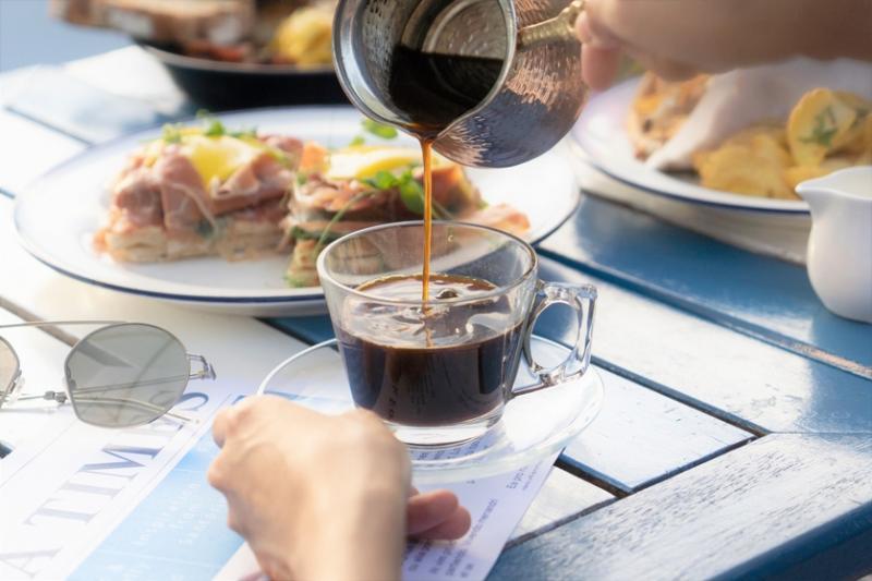 希腊餐馆Zorba The Greek Tarvena在餐馆内构思咖啡座概念,让食客迎着河风享用地中海美食。(受访者提供)