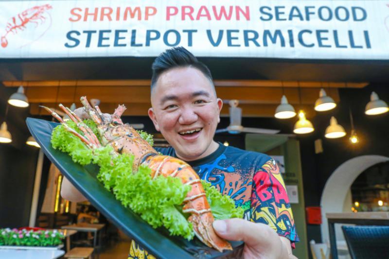 Shrimp Prawn Seafood主厨兼老板戴岳铭希望带动本地人回到河畔用餐。(受访者提供)