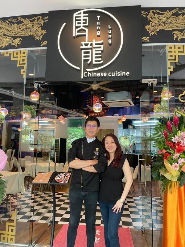 唐龙餐馆主厨兼老板陈国财与妻子冯雪芬认为在新加坡河畔开设中餐馆具有市场。(受访者提供)