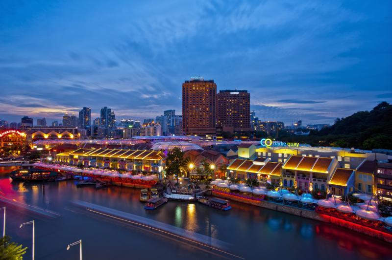 连成一线的三大码头披上彩衣,入夜后的新加坡河畔格外迷人。(受访者提供)