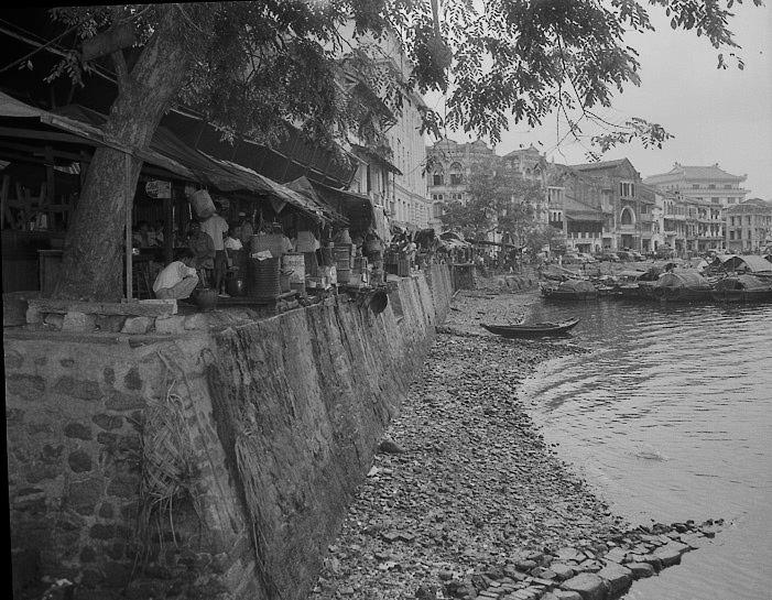 早期的新加坡河沿岸有不少用帆布遮蓬的小食摊。(档案照)