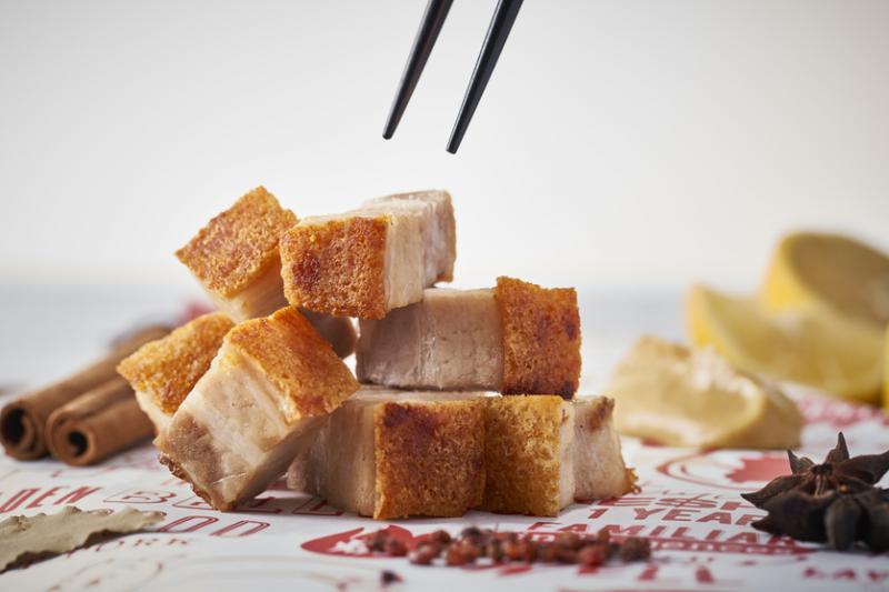 Direct To Masses食品包括冷冻烧肉，在家加热后即可食用。