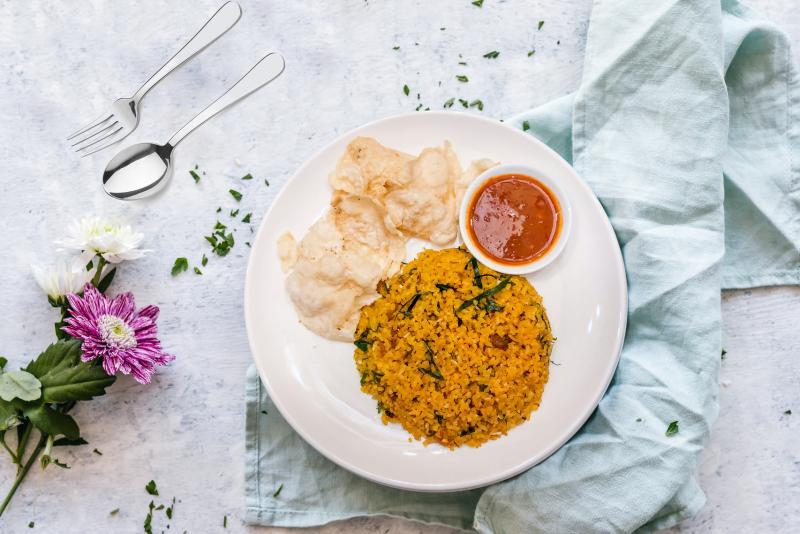 香草饭搭配倪藤饼和参峇酱,鲜香清甜。