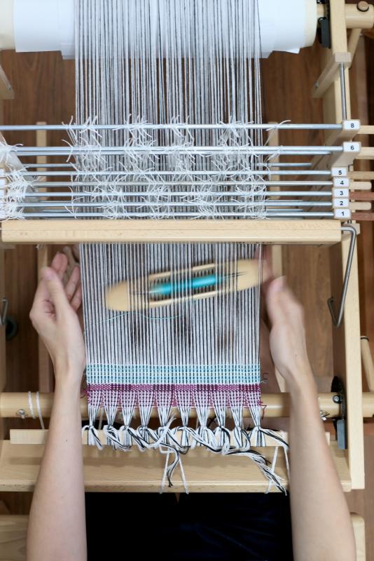 手工纺织文化透过“穿梭”、“岁月如梭”和“Shuttle”等文字代代相传。梭子来回穿梭,把纱线织成布。