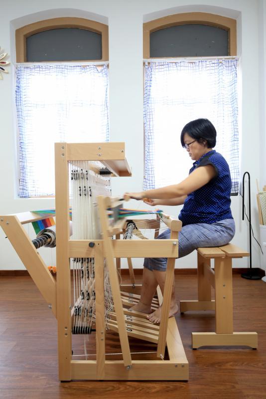 许真瑱在美国学习纺织后,带回10台织布机,和伙伴吴惠莲开办“手意坊”传授传统纺织手工艺。