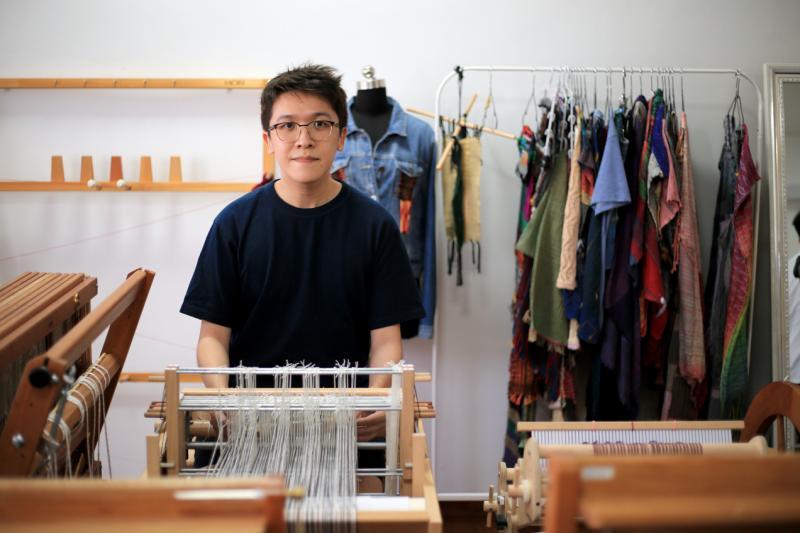 邱澧乔从打版和裁缝到自织布料,为自己裁剪出独一无二的衣服。