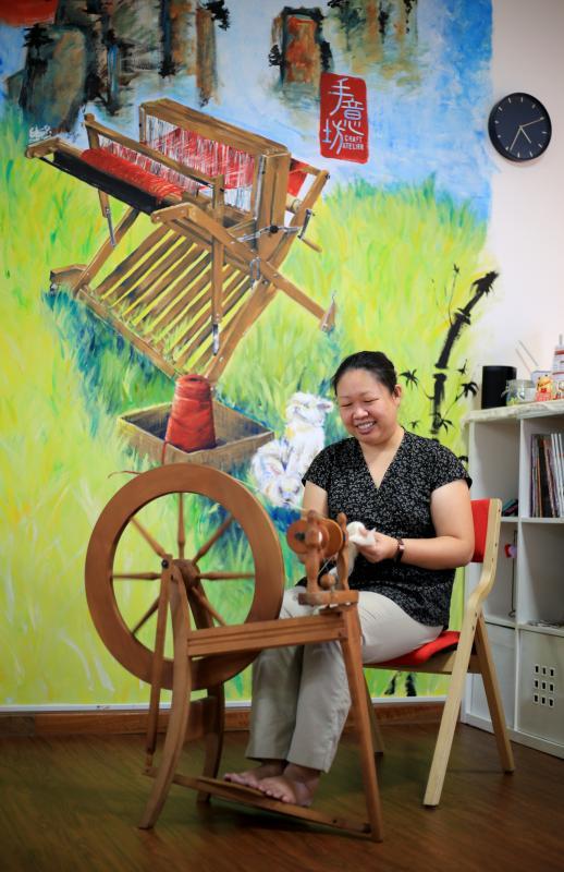 吴惠莲笑说这台从美国带回来的纺纱机有40多年历史,和她一样大。
