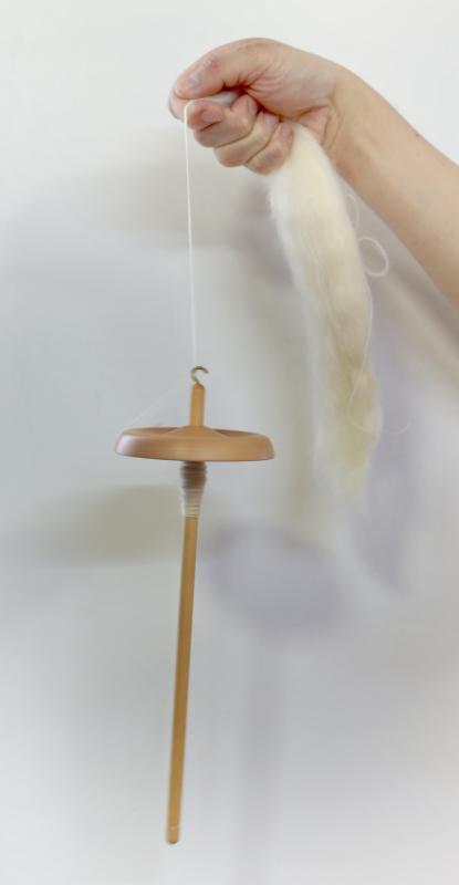 由一根拈杆和纺轮简单组成,可追溯到远古时代的手转纺纱轮。