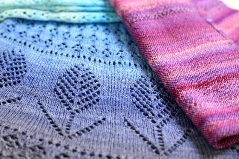 吴惠莲纺出精细的纱线,织出适合在热带穿着的衣物。