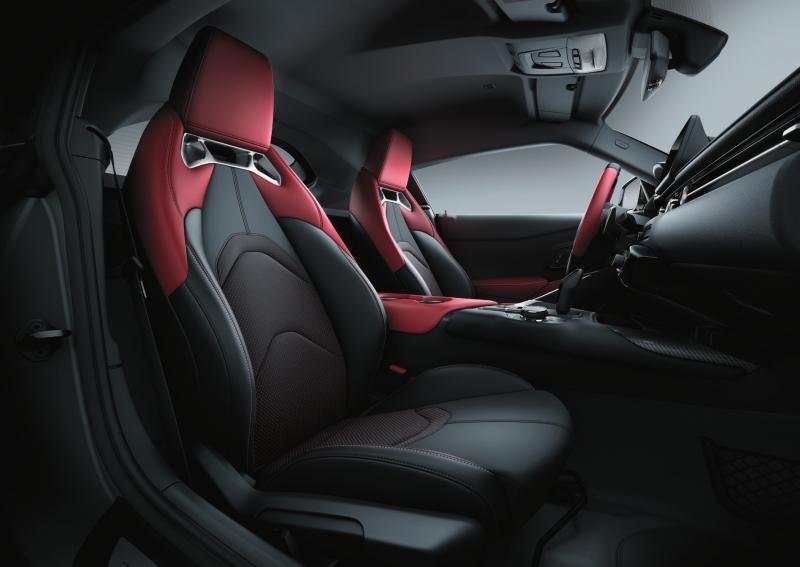 GR Supra为纯双座位跑车,前座运动座椅有宽大侧翼包裹和一体式头枕设计。