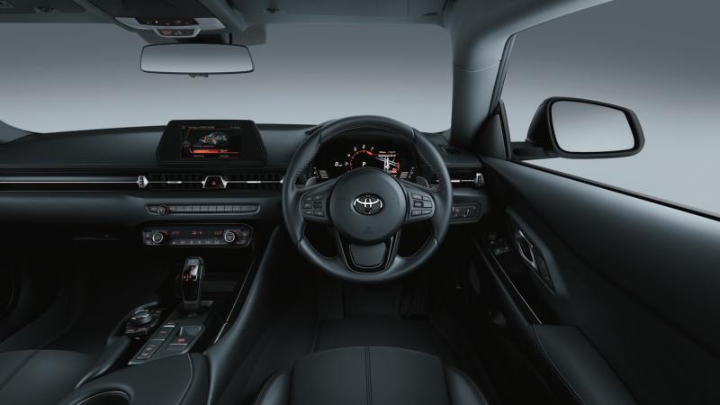 车室有8.8英寸的数码仪表板、全彩HUD抬头显示器、双区恒温,以及双色设计的三幅式多功能真皮跑车驾驶盘。