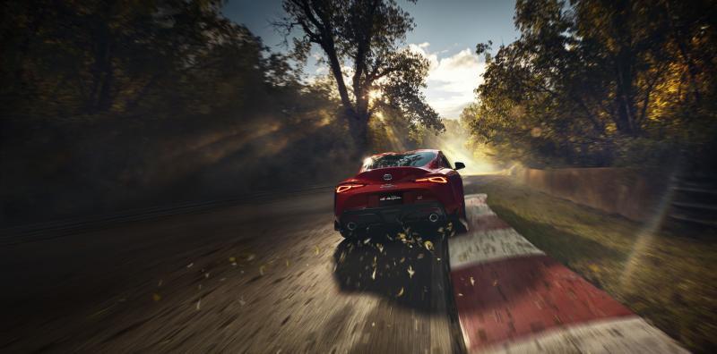 车尾有与第四代Supra相似的高翘车尾扰流板设计,尾灯的细长光带设计造型时尚简约。