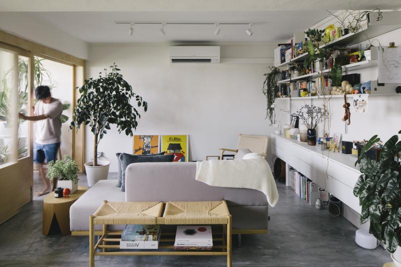 这室内绿屋的滑门能随时关上敞开,制造出不同的空间感。