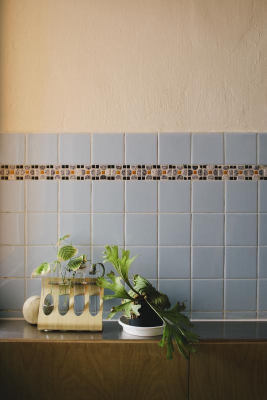 屋主和设计师将前屋主的复古水蓝瓷砖墙保留了下来。这样的设计现在市面上都找不到了。