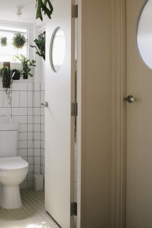 卫浴间的门采用独特的舷窗设计,半透明的玻璃让日光能照射进去,使这狭小的空间更显得明亮。