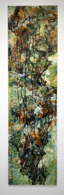 胡财和水墨画《也无风雨也无晴》题款苏轼《定风波》,不透明的重叠法画出雨后村庄树林山色溪流屋漏痕之景。