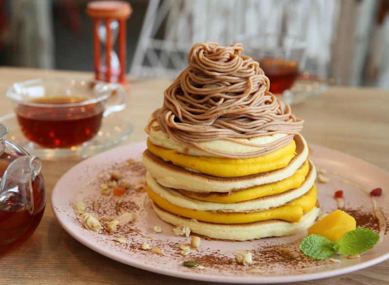 Belle-Ville Pancake Cafe推出秋季限定的蒙布朗栗子配南瓜舒芙蕾松饼。（梁麒麟／摄影）