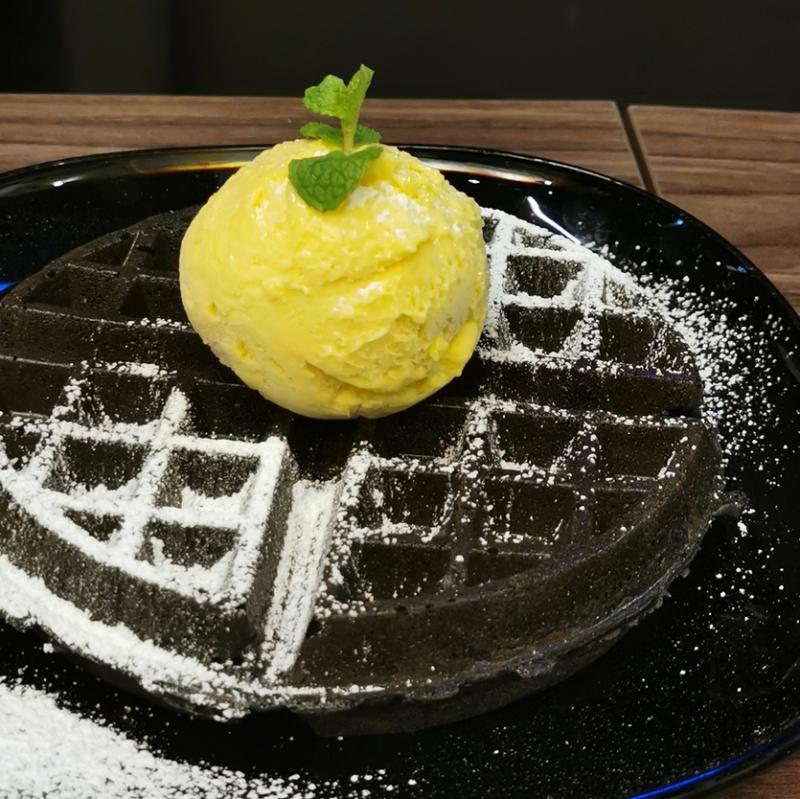 猫山王冰淇淋和比利时竹炭威化饼相得益彰。（陈爱薇摄）