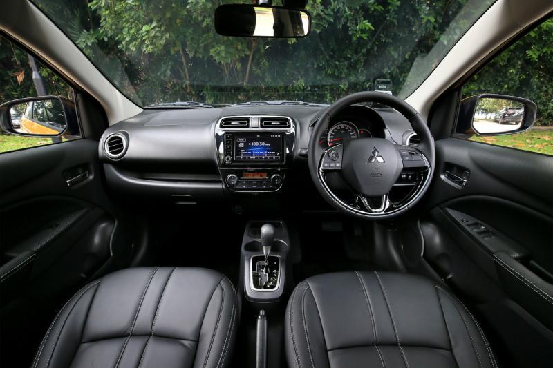 简单的车室，塑料和皮革材质，三幅方向盘，舒适的座椅和充足的收纳空间，是三菱Space Star的优点。