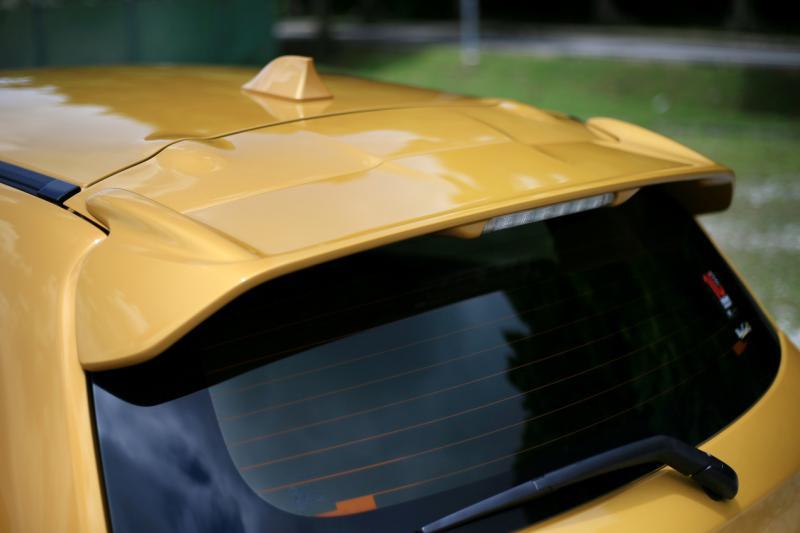 车尾扰流翼以及嵌入的刹车灯，配置恰到好处，车顶是鲨鱼耆造型的无线天线。