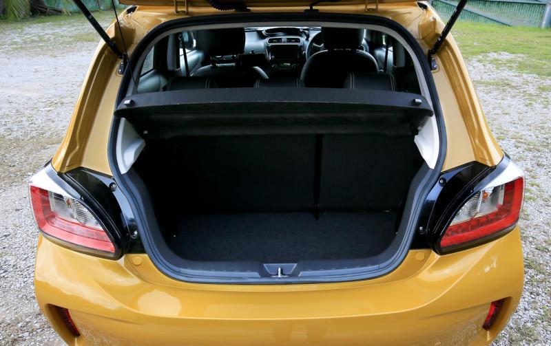 235升的行李厢够深，一般购物或叠放多件物品不成问题。