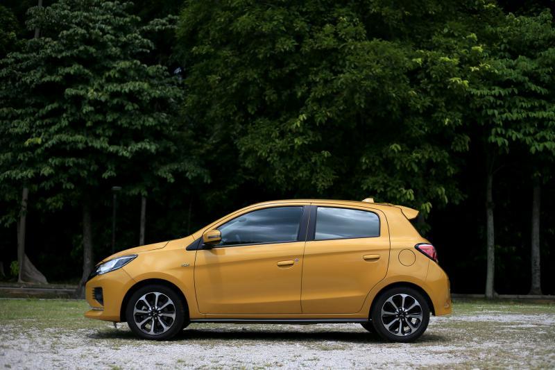 少了车“屁股”，平行停车毫无负担。