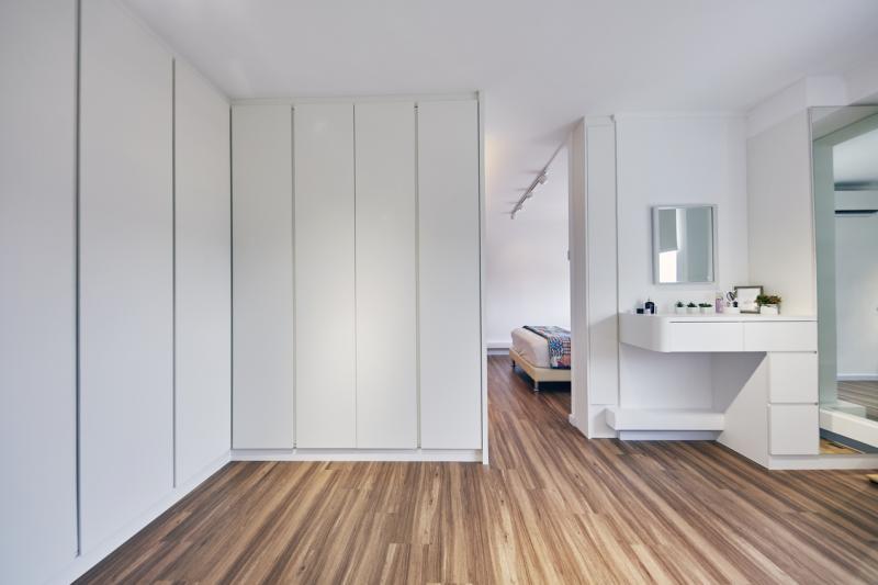 主卧的柜体也采用全高设计。