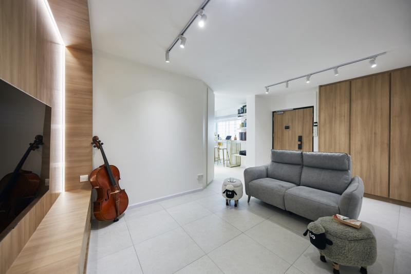 客厅内两堵木质墙相对,木色中和了白色。