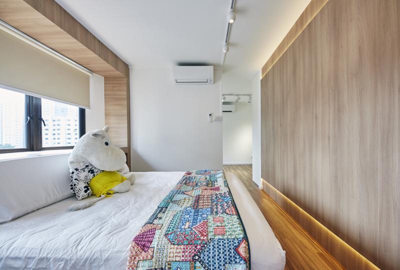 主卧的床头和床尾以木“呼应”。