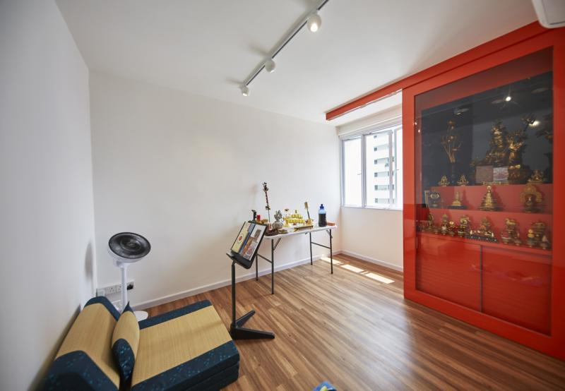 男主人的收藏品展示柜红彤彤的十分抢眼。