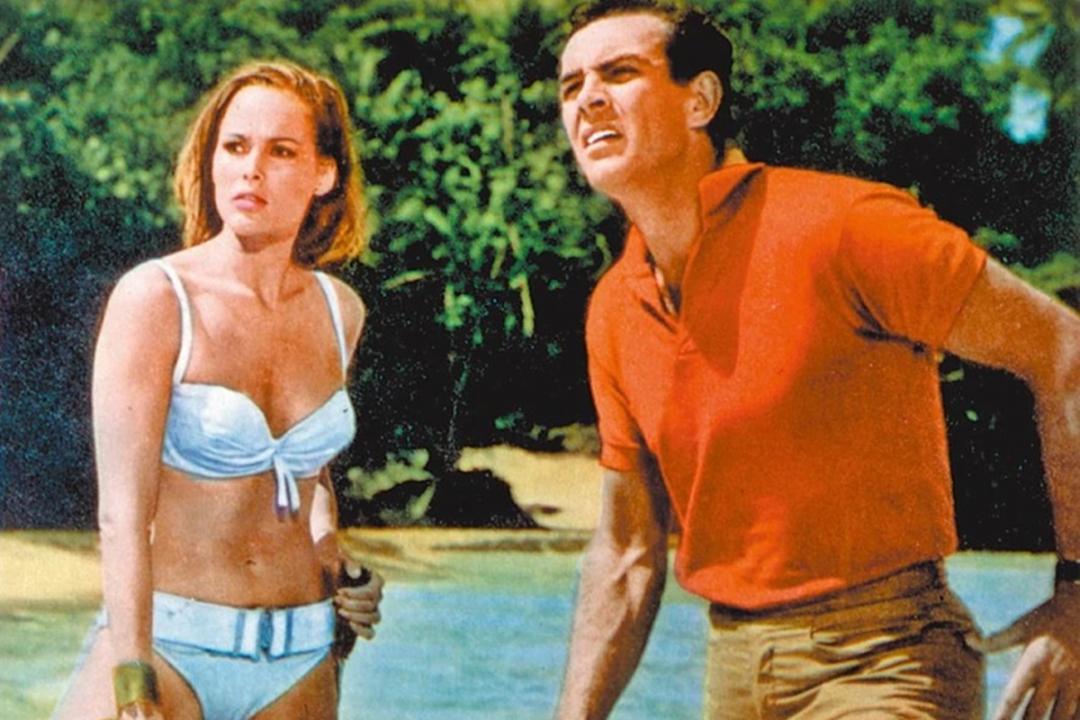 辛康纳利（右）1962年和第1代邦女郎乌苏拉安德丝主演电影《无名博士》，蔚为经典。 （互联网）