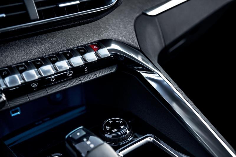 仿钢琴琴键设计的实体按键镶嵌于线条流畅利落的中控台上。