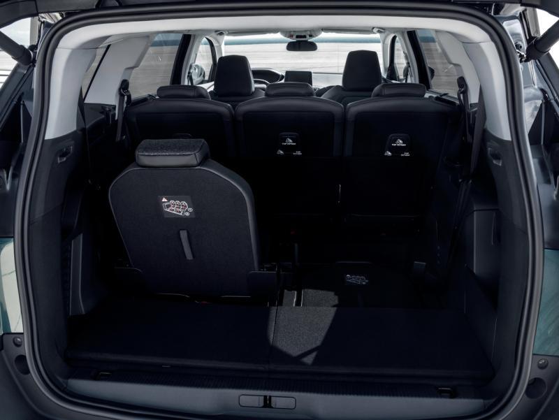 宽敞的后行李厢空间容量达780升，若将第三排座位移开，总容量可增加到2150升。