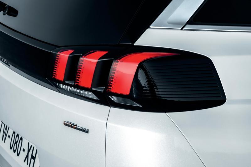 狮爪深痕式三线条设计的车尾灯依然最漂亮。