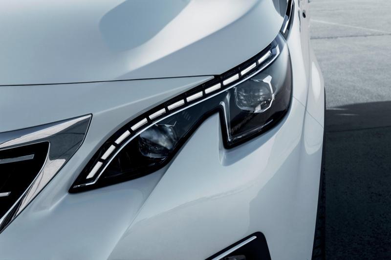 眉飞色舞的车头大灯。