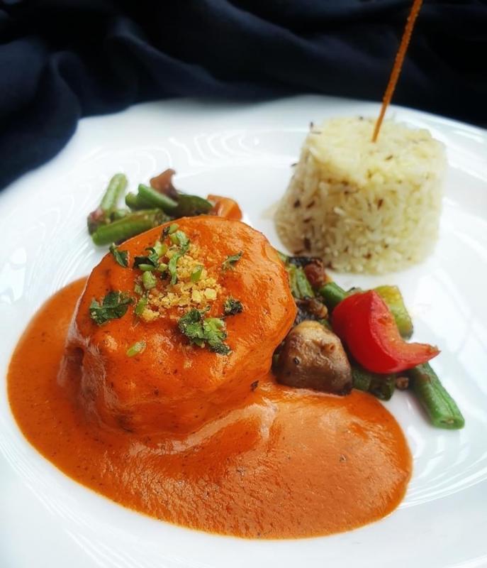 鲜嫩多汁的马萨拉鸡肉卷搭配班兰香饭。