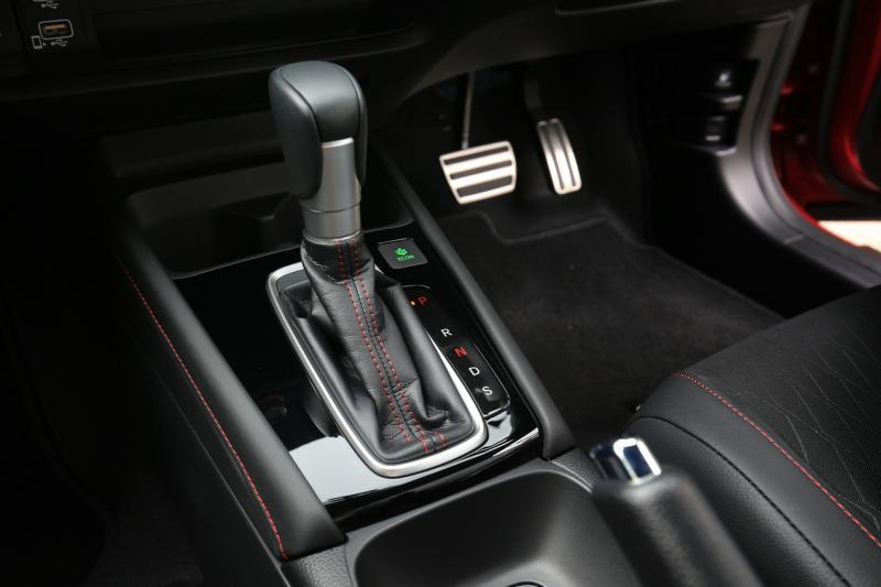 排挡杆右上角的绿色Econ，是节能模式。