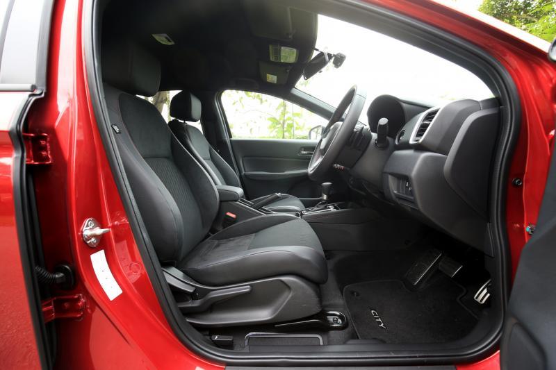 宽敞的车室，提升了行驶的舒适。