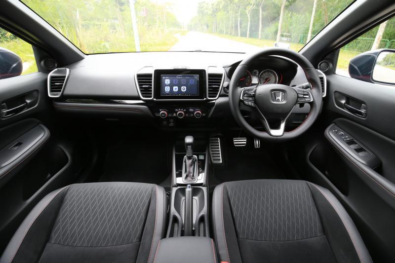 车室混搭皮革和绒毛并恰到好处地滚上红线，提升质感之余也令人热血起来。